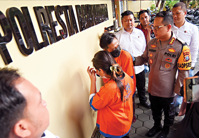 Pasutri di Banyuwangi (MA dan YP) harus berurusan dengan hukum lantaran membuang bayinya di depan warung kopi (Foto: Jawa Pos)