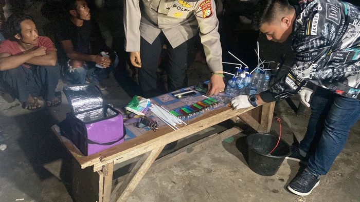 Penggerebekan kampung Boncos, Jakarta Barat sebagai tindak ;anjut dari penangkapan Ammar Zoni terkait kepemilikan sabu (Foto: detikcom)
