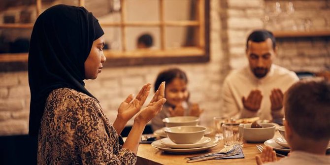 Ilustrasi buka puasa Ramadan yang punya waktu beragam di penjuru dunia (Foto: Merdeka)
