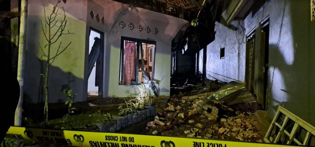 TKP ledakan di Kaliangkrik, Magelang yang telan 1 korban tewas dan 3 luka serta merusak 11 rumah (Foto: Okezone)