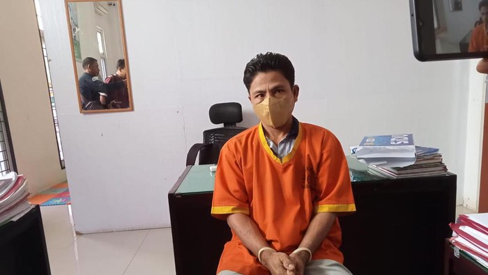 ayah berinisial U (43) di Kabupaten Batanghari, Jambi yang perkosa putri kandungnya hingga hamil 4 bulan ditangkap kepolisian (Foto: detikSumut)