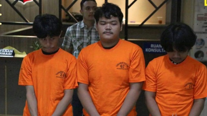Tiga pemuda yang menjadi pelaku penipuan tiket palsu Sheila On 7 (Foto: Detikcom)