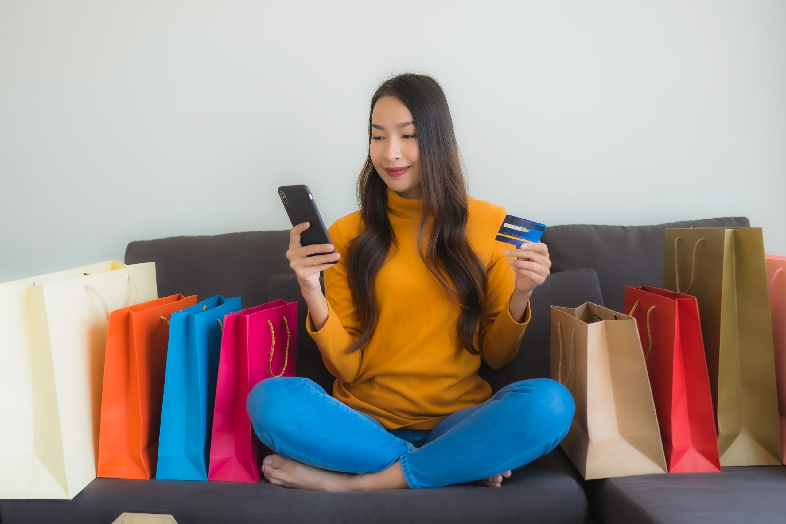 Ilustrasi penggunaan smartphone untuk belanja online (Freepik)