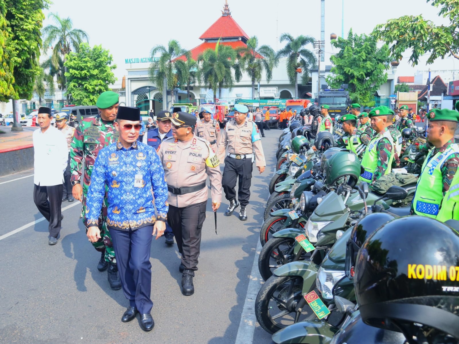 Bupati Kudus meninjau kesiapan personel pengamanan operasi ketupat candi 2023, Senin (17/4)