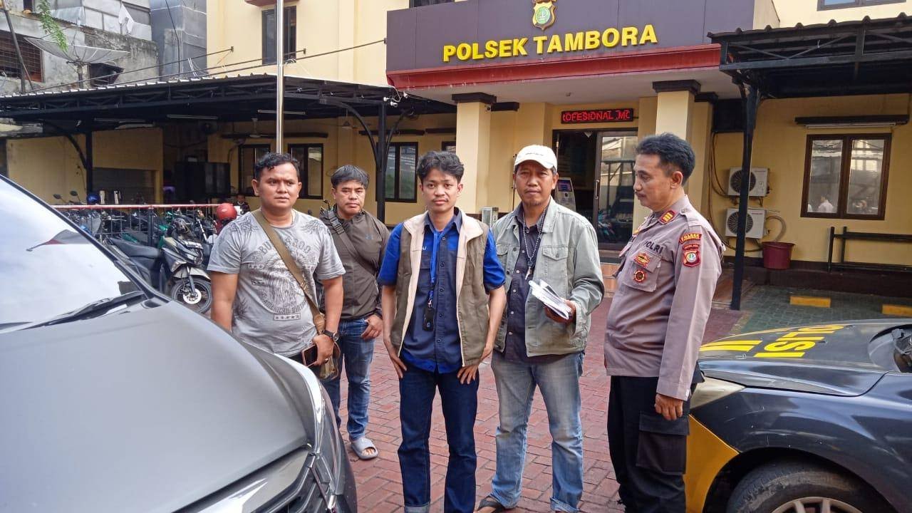 pelaku MR mengedarkan proposal THR baru di kawasan Pekojan, Jakbar digelandang ke Polsek Tambora (Foto: radarutara.id)