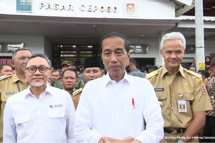 Presiden Jokowi memberikan keterangan pers setalah blusukan ke Pasar Cepogo, Boyolali pada Senin (10/4) mengingatkan berbagai pihak untuk hati-hati tangani arus mudik (Foto: Kompas.com)