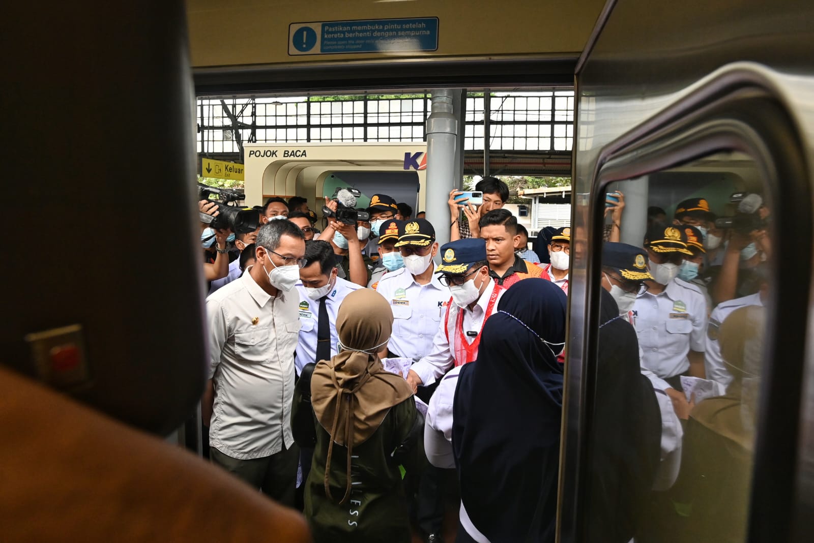Menhub Budi Karya meninjau pergerakan penumpang KA di Stasiun Pasar Senen, Minggu (30/4) (Foto: dephub.co.id)
