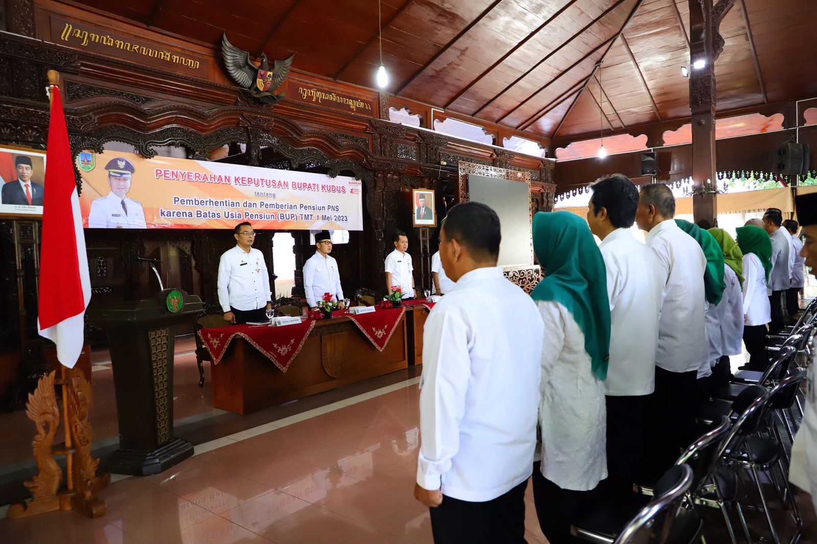 Penyerahan SK pensiun kepada 42 PNS di lingkungan Pemerintah Kabupaten Kudus, Jumat (28/4) (KlikFakta/Istimewa)
