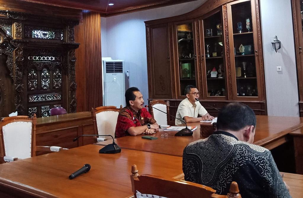Edy Sujatmiko dalam rapat koordinasi bersama antara Pemerintah Kabupaten Jepara, KONI Jepara, dan pihak terkait pada Jumat (31/3/2023) di Command Centre, Jepara (Foto: Diskominfo Jepara)