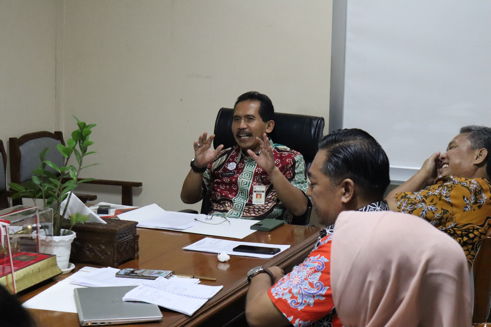 Edy Sujatmiko saat memberi arahan, Kamis (6/4/2023) soal inflasi di Jepara pada Maret 2023 (Foto: Istimewa)
