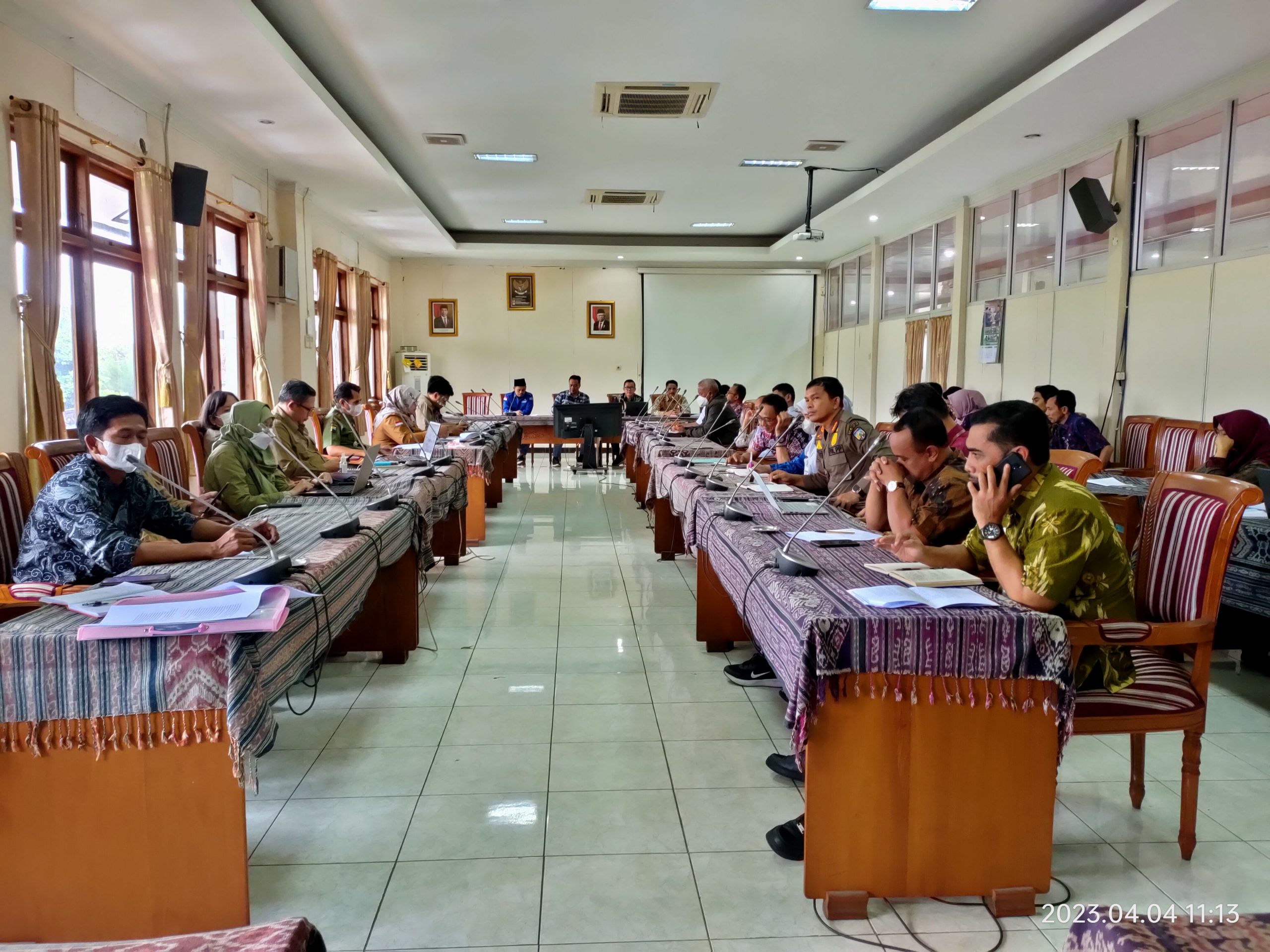 Para petani tambak udang Karimunjawa audiensi ke Dewan Perwakilan Rakyat Daerah (DPRD) Kabupaten Jepara pada Selasa pagi (4/4/2023).