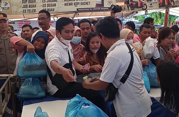 Masyarakat memadati pasar murah yang diadakan pemkab jelang lebaran di SJC, Jepara pada Rabu (12/4/2023). (KlikFakta/Nur Ithrotul Fadhilah)