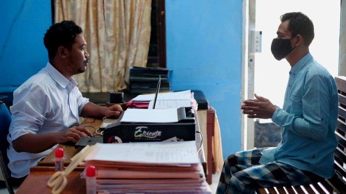 Penyidik Unit PPA Satuan Reserse Kriminal Polres Aceh Utara memeriksa guru agama yang cabuli 16 muridnya (Foto: TribunGayo)