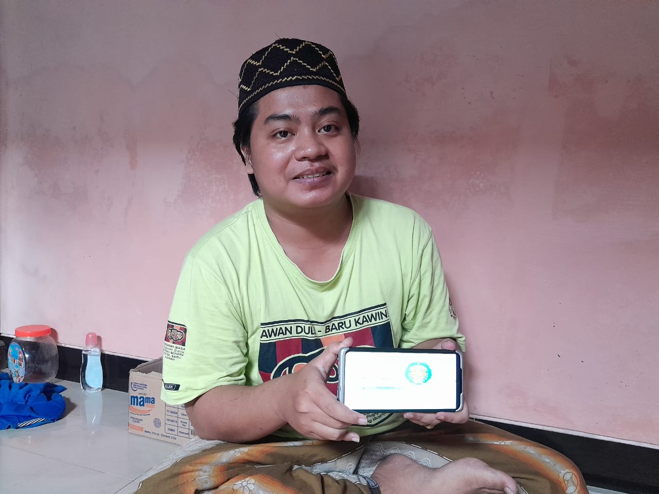Iseh Sulaiman Rois menunjukkan hasil pemrograman excel yang ia buat tentang penentuan peringatan orang meninggal (KlikFakta/Nur Ithrotul Fadhilah)