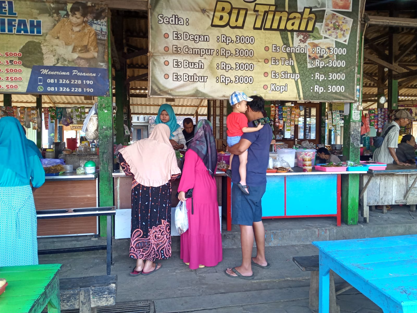 Beberapa warga membeli getuk yang dijajakan oleh Tri di pasar sore Karangrandu, Pecangaan, Jepara pada Rabu (5/4/2023). (KlikFakta/Nur Ithrotul Fadhilah)