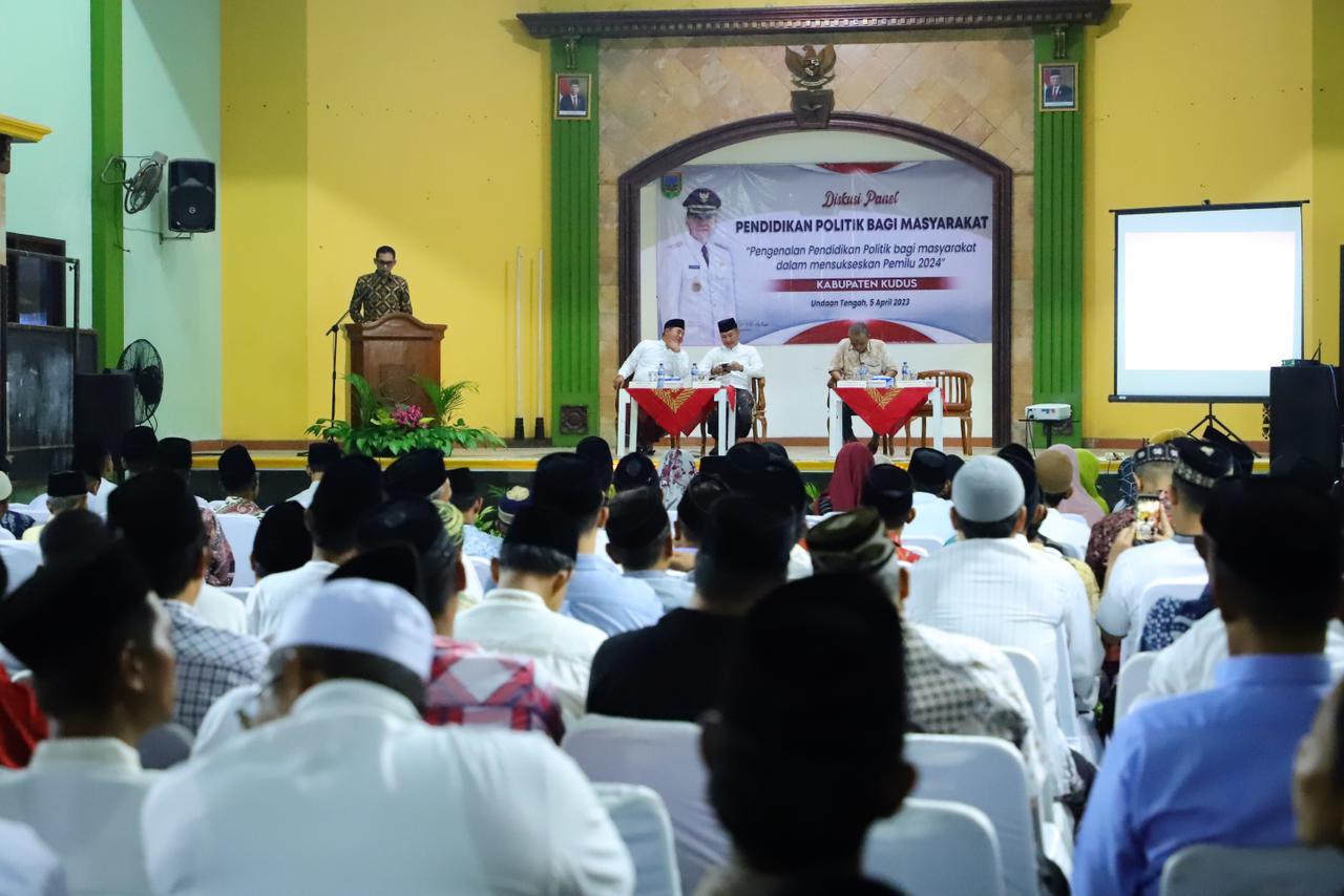 diskusi panel pendidikan politik bagi masyarakat di Balai Desa Undaan Tengah, Rabu (5/4) (Istimewa)