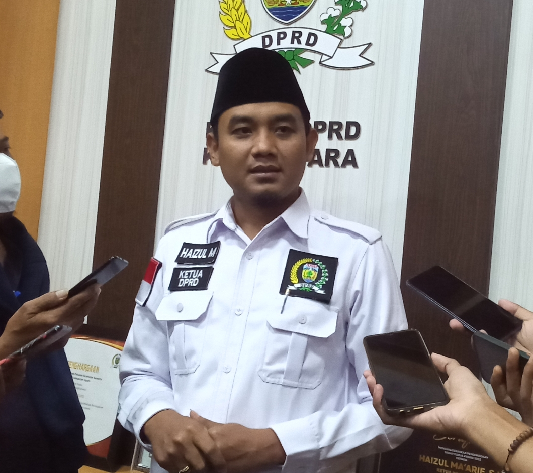 Ketua DPRD Jepara Haizul Ma'arif saat memberikan keterangan mengenai tiga nama calon PJ Bupati Jepara pada Kamis (6/4/2023) di gedung DPRD Jepara (KlikFakta/Nur Ithrotul Fadhilah)