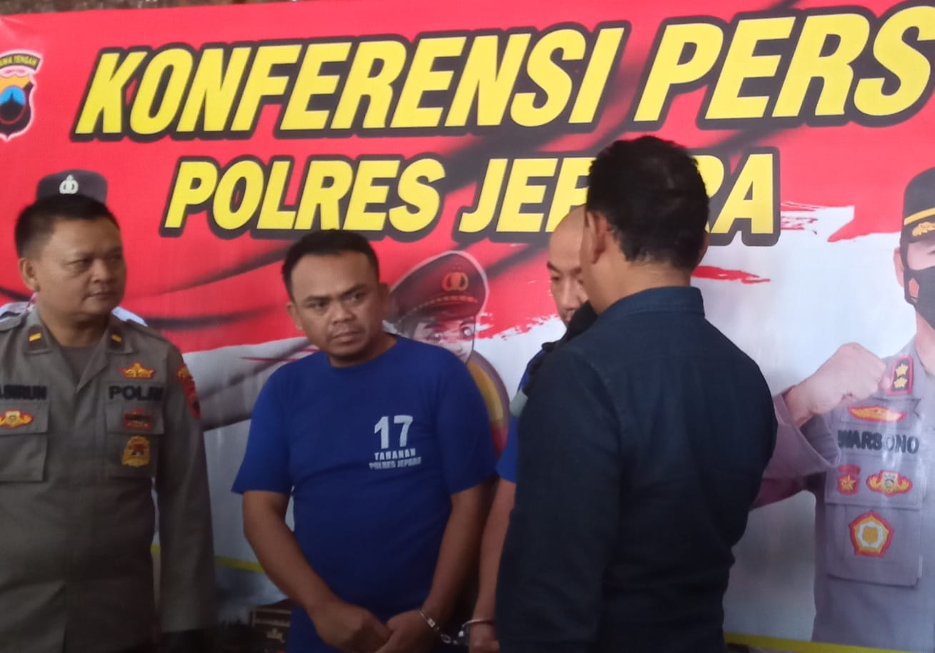 Pelaku pengganjal ATM yang beraksi di wilayah di Jepara dihadirkan dalam konfrensi press pada Jumat (7/4/2023) di Mapolres Jepara. (KlikFakta/Nur Ithrotul Fadhilah)