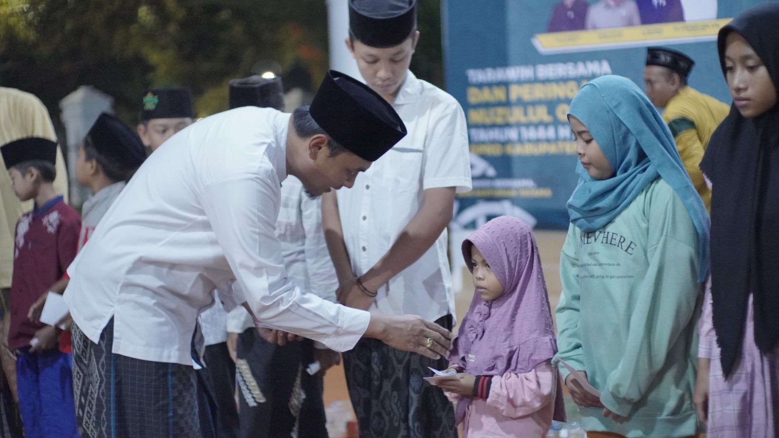 Tarawih dan santunan yatama dalam peringatan Nuzulul Quran di kantor DPRD, Jumat malam (7/4/2023) (foto: istimewa)