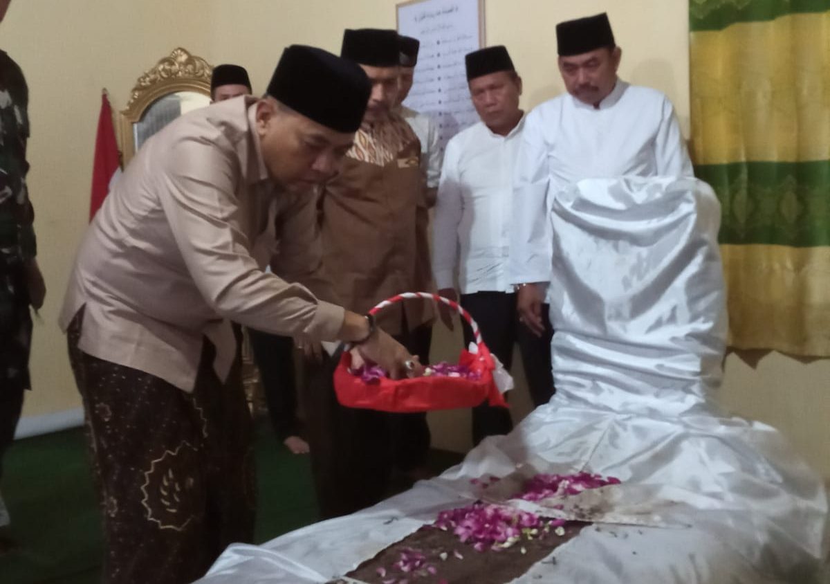 Pj Bupati menabur bunga di di kompleks Makam Ki Adipati Tjitrosomo, Desa Sendang, Kecamatan Kalinyamatan pada Sabtu (8/4/2023). (KlikFakta/Nur Ithrotul Fadhilah)
