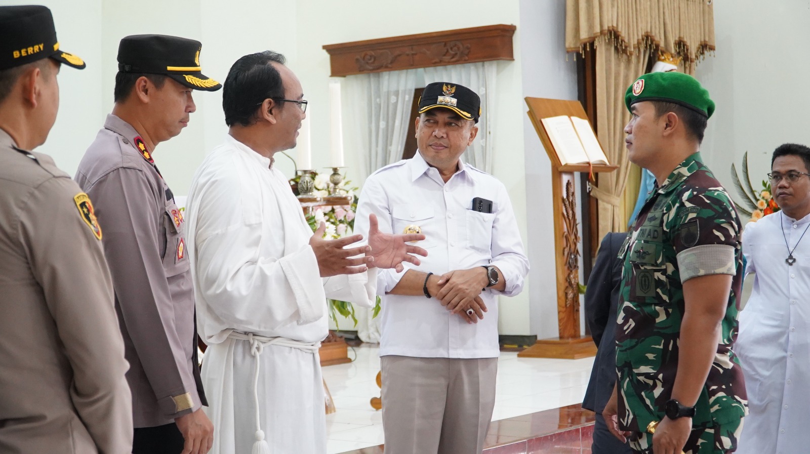 Penjabat Bupati Jepara Edy Supriyanta mengunjungi sejumlah gereja saat perayaan Paskah pada Minggu (9/4/2023)