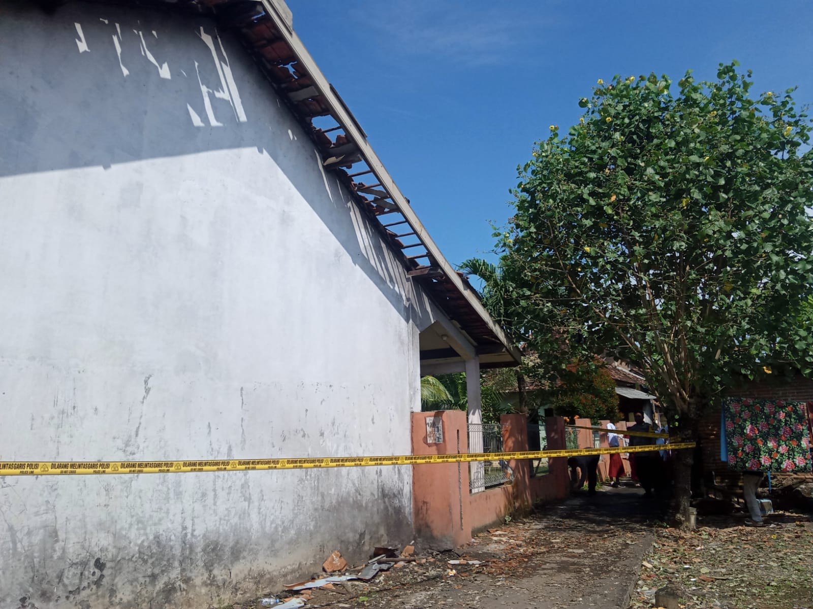 Lokasi ledakan bubuk mercon di belakang SD N 1 Kedungmalang, Jepara dipasang garis polisi (KlikFakta/Nur Ithrotul Fadhilah)