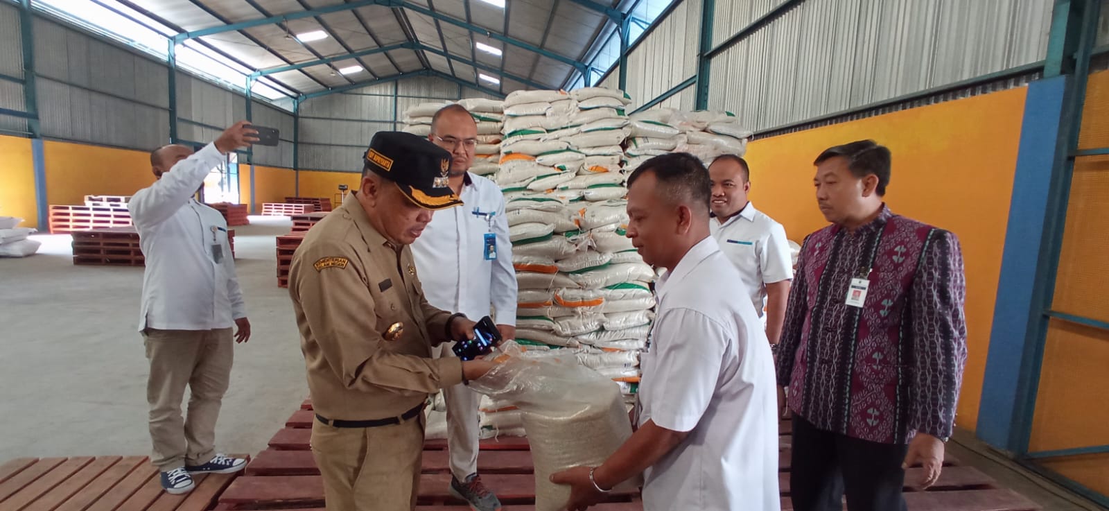 peluncuran distribusi bantuan cadangan beras pemerintah di kompleks Gudang Badan Urusan Logistik (Bulog) 207, Desa Rengging, Kecamatan Pecangaan, pada Senin (10/4/2023) (Foto: Diskominfo Jepara)
