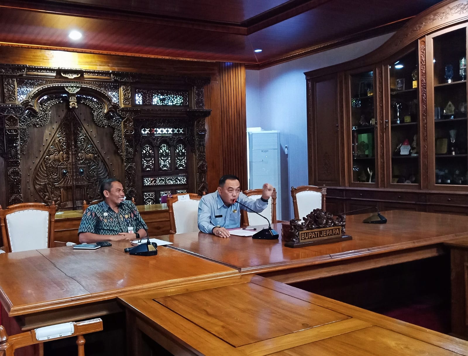 Pj Bupati Jepara didampingi Kepala DPUPR Jepara Ary Bahtiar pada Selasa (11/4) mendengar aspirasi warga Bumiharjo tentang ruas jalan Keling-Bumiharjo yang rusak di Ruang Command Center, Setda Jepara (Foto: Diskominfo Jepara)