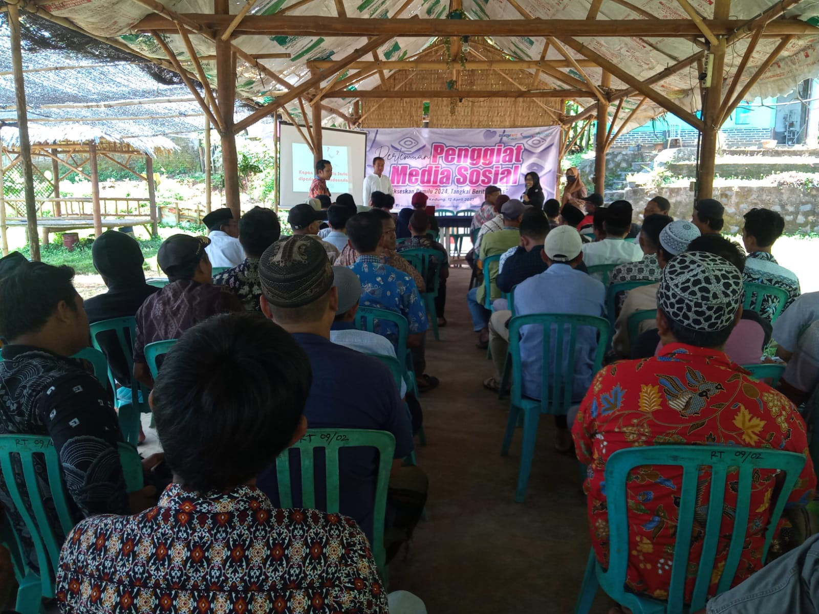 Puluhan penggiat media sosial menghadiri kegiatan Pertemuan Penggiat Media Sosial yang diselenggarakan Dinas Komunikasi dan Informatika (Diskominfo) Jepara di Okasan Cafe Kedung, pada Rabu (12/4/2023). (KlikFakta/Nur Ithrotul Fadhilah)