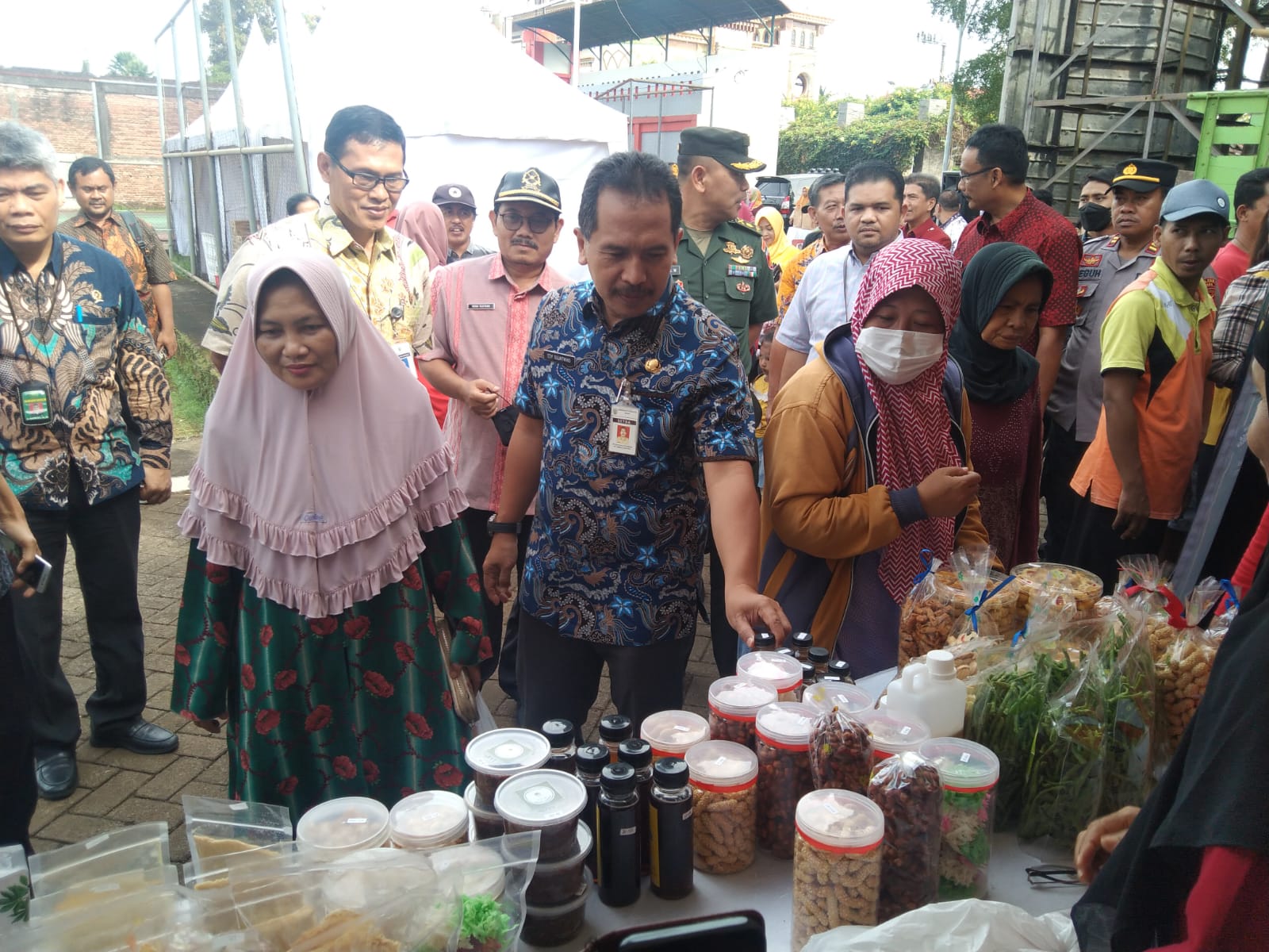 Kegiatan pasar murah yang digelar di Batealit Sport Center, tepatnya di seberang kantor Kecamatan Batelait pada Kamis (13/4/2023) (Foto: Diskominfo Jepara)