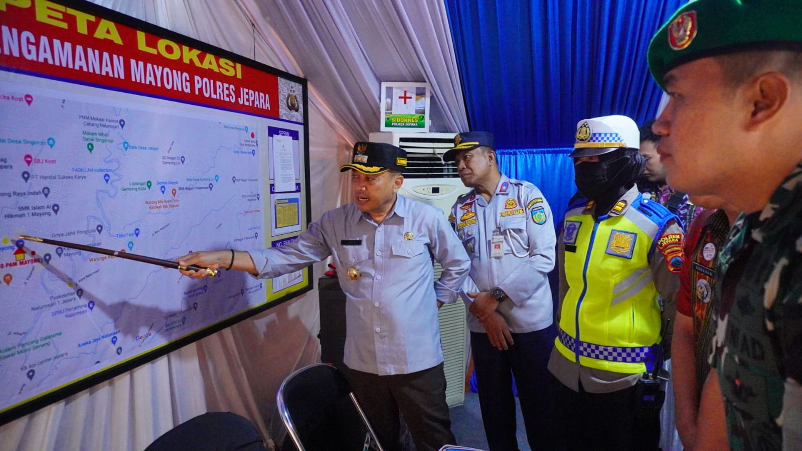 Pj Bupati Jepara Edy Supriyanta melakukan monitoring pos keamanan menjamin keamanan mudik lebaran 2023, Selasa (18/4)