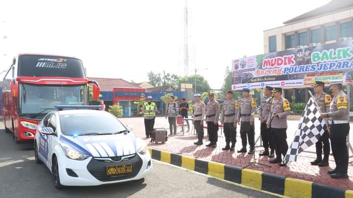 Kapolres Jepara lepas rombongan mudik balik gratis di Mapolres Jepara pada Jumat (28/4/2023). (KlikFakta/istimewa)