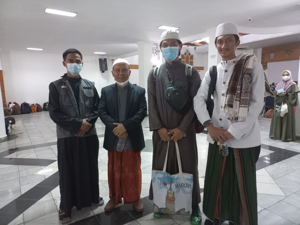 Abdul Baits Muchtar bersama santri yang dievakuasi dari Sudan (KlikFakta/istimewa)