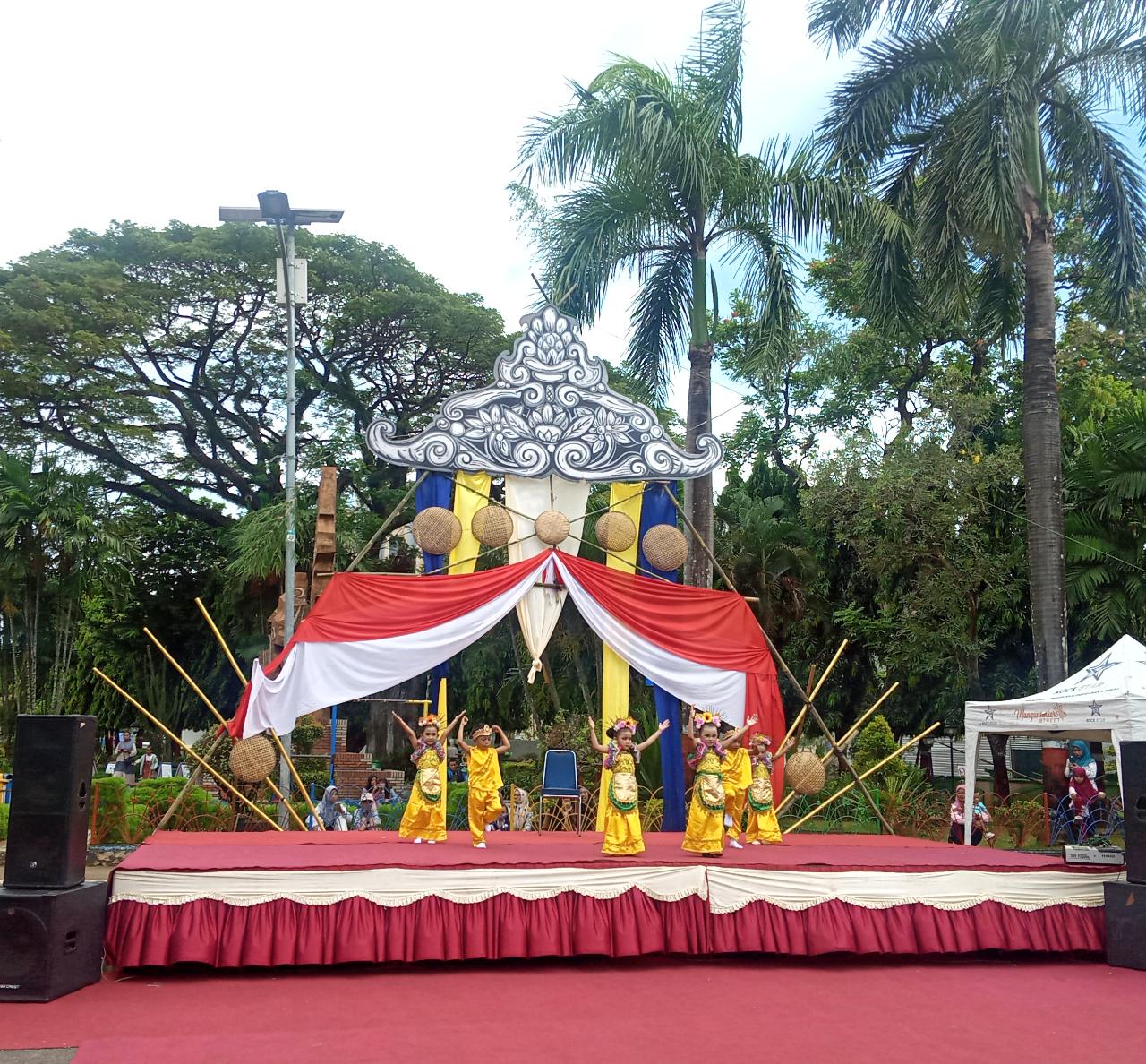 penampilan tari dari PAUD terpadu Tarbiyatul Athfal saat peringatan hari tari dunia di Jepara (KlikFakta/Nur Ithrotul Fadhilah)
