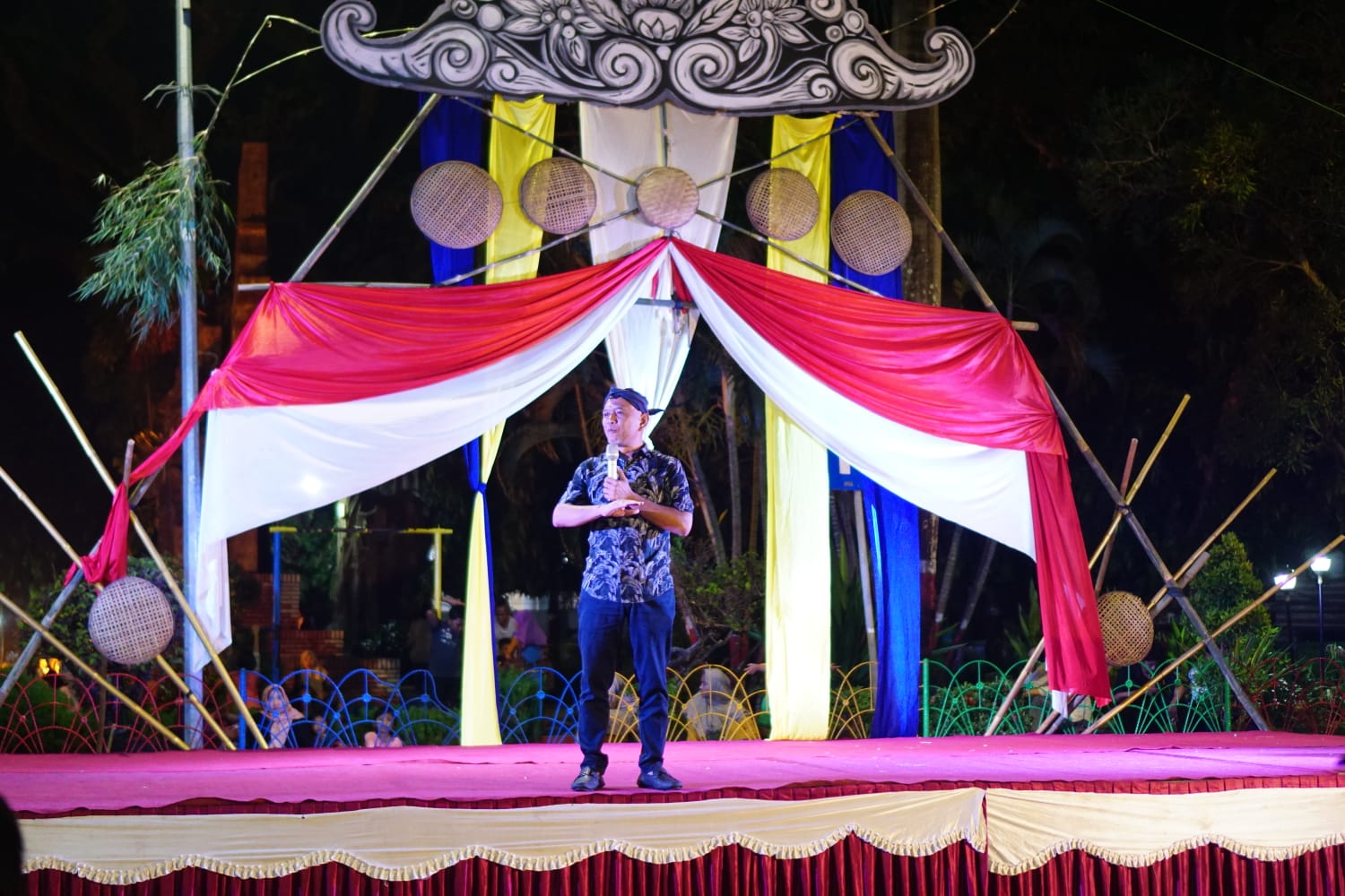Tokoh pelestari budaya dan seni tradisional, Dian Kristiandi menyampaikan orasi budaya
