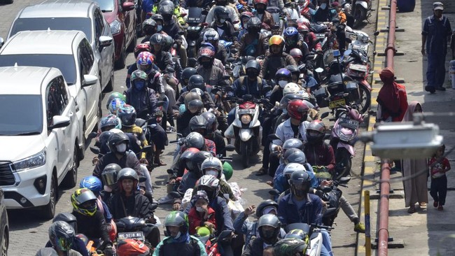 Ilustrasi mudik menggunakan motor (foto: CNNIndonesia)