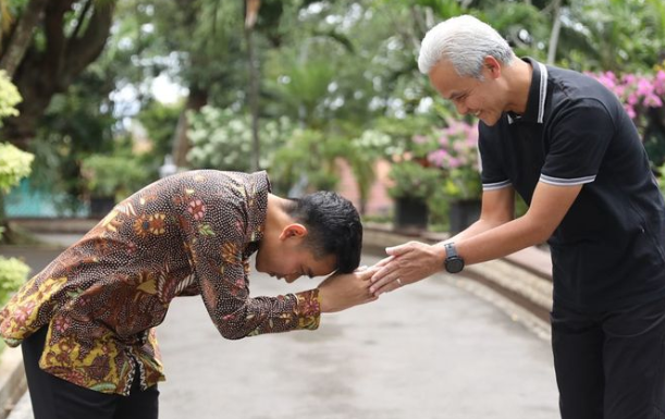 Potret Gibran salim ke Ganjar Pranowo (Foto: IG ganjar_pranowo)