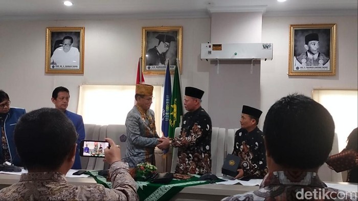 Rektor Unismuh Makassar Prof Ambo Asse menerima kunjungan DPP LAT soal skripsi mahasiswa yang dianggap memuat penghinaan terhadap suku Tolaki (Foto: DetikSulsel)