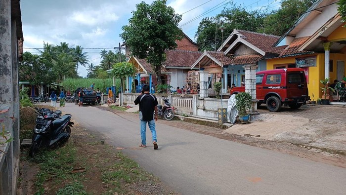 Rumah yang jadi lokasi pembunuhan ibu oleh anaknya sendiri lantaran sering dimarahi (Foto: DetikJatim)