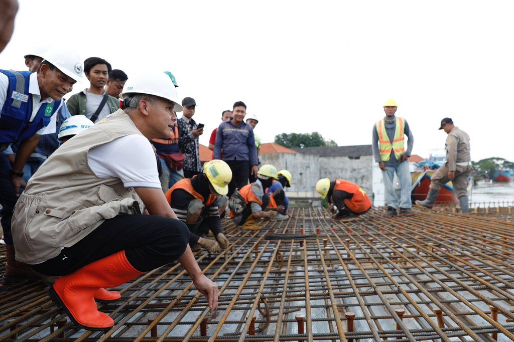 Gubernur Jawa Tengah Ganjar Pranowo melakukan pemeriksaan pembangunan (Foto: Kumparan)