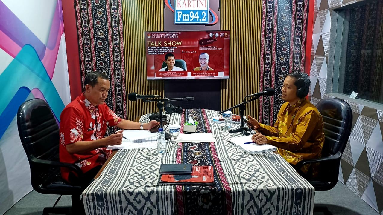 KPU Jepara saat dialog interaktif di radio Kartini FM pada Kamis (11/5/2023) (KlikFakta/Istimewa)