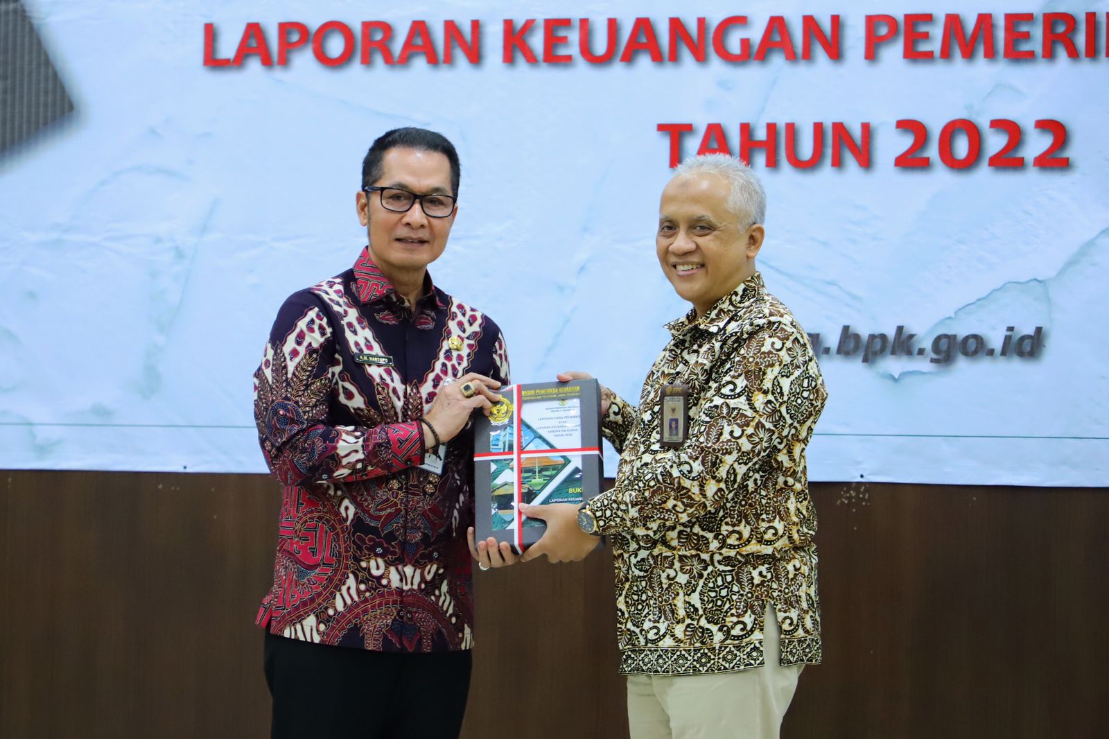 Bupati Kudus Hartopo saat menerima Laporann Hasil Pemeriksaan (LHP) dengan mendapat predikat WTP pada Jumat (19/5) (Diskominfo Kudus)