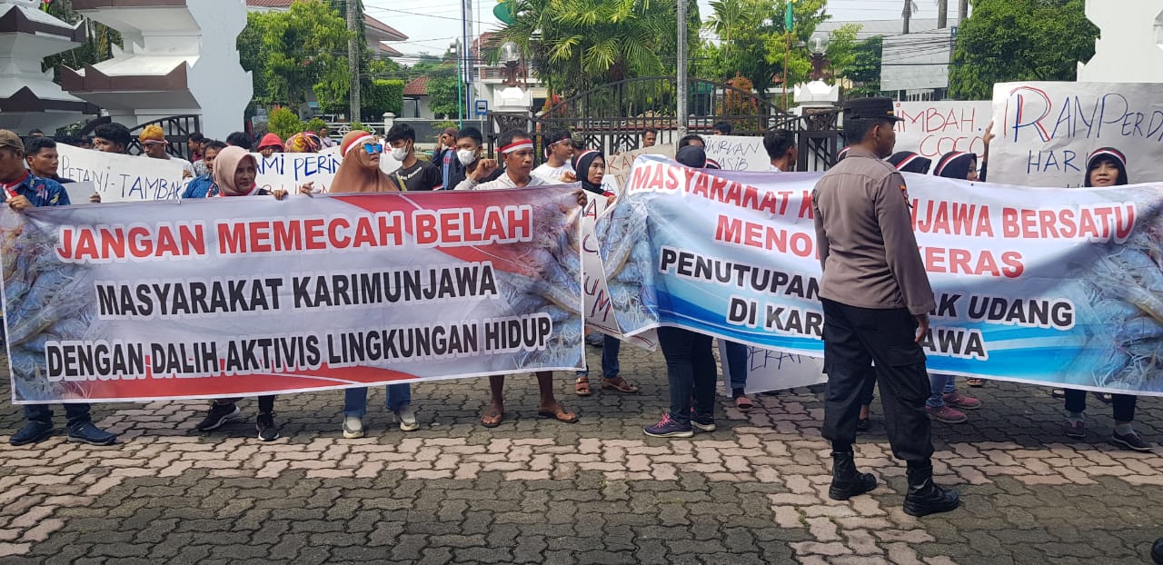 Ratusan masyarakat Karimunjawa membentangkan spanduk tuntutan agar pemerintah tidak menutup tambak udang (KF/RIS)