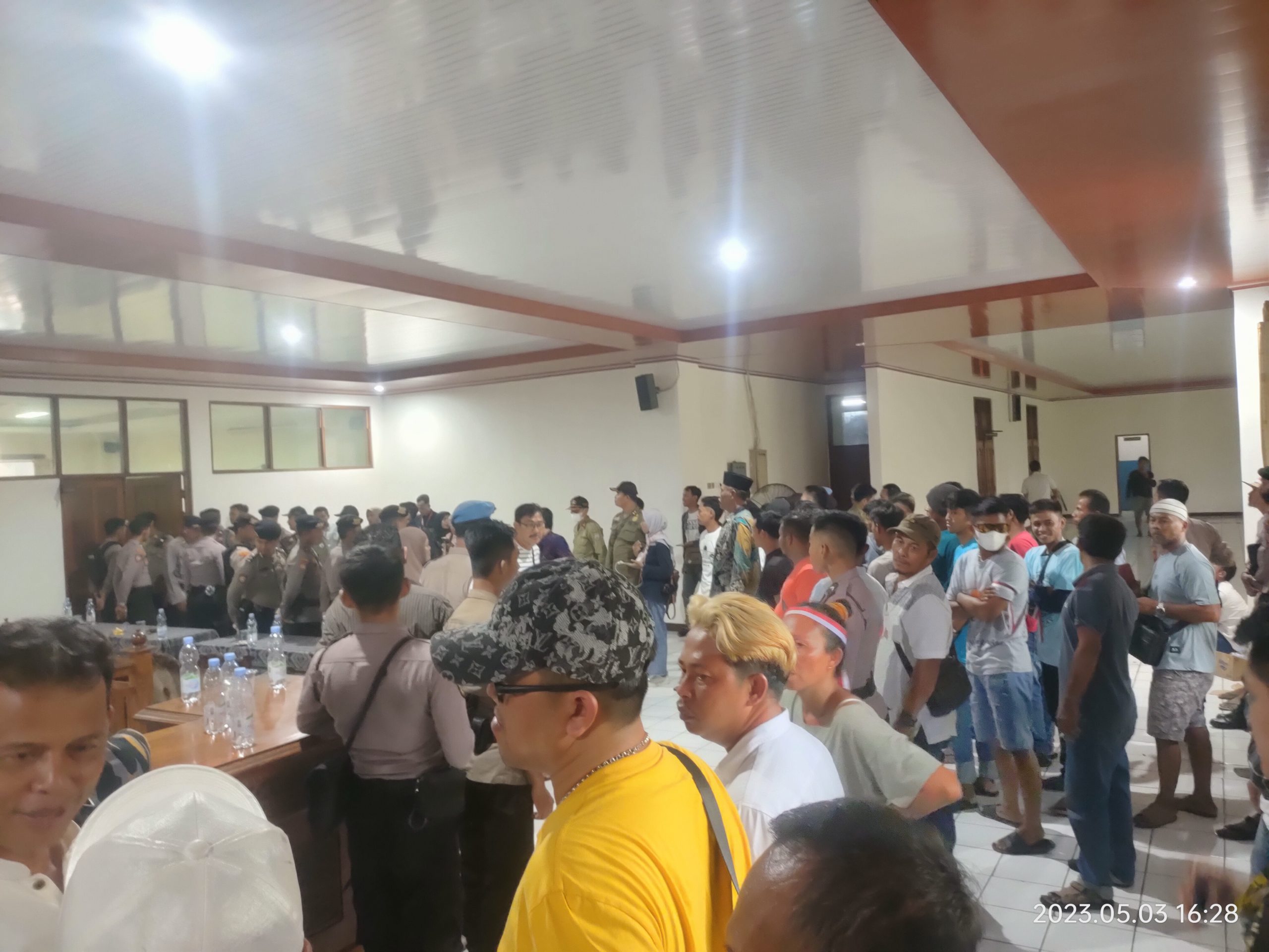 Sejumlah warga yang pro dan kontra tambak Karimunjawa mendatangi kantor DPRD Jepara