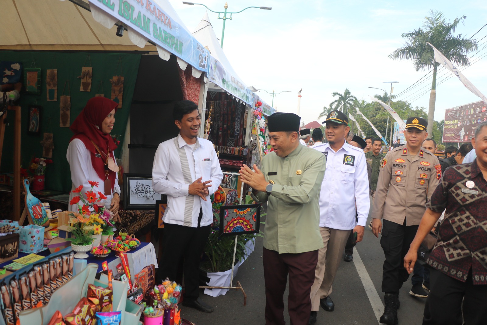 Pj Bupati Jepara bersama Forkopimda saat mengunjungi stand gelar karya pada peringatan Hardiknas di Alun-alun 1 Jepara pada Selasa (2/5/2023) (Sumber: Diskominfo)