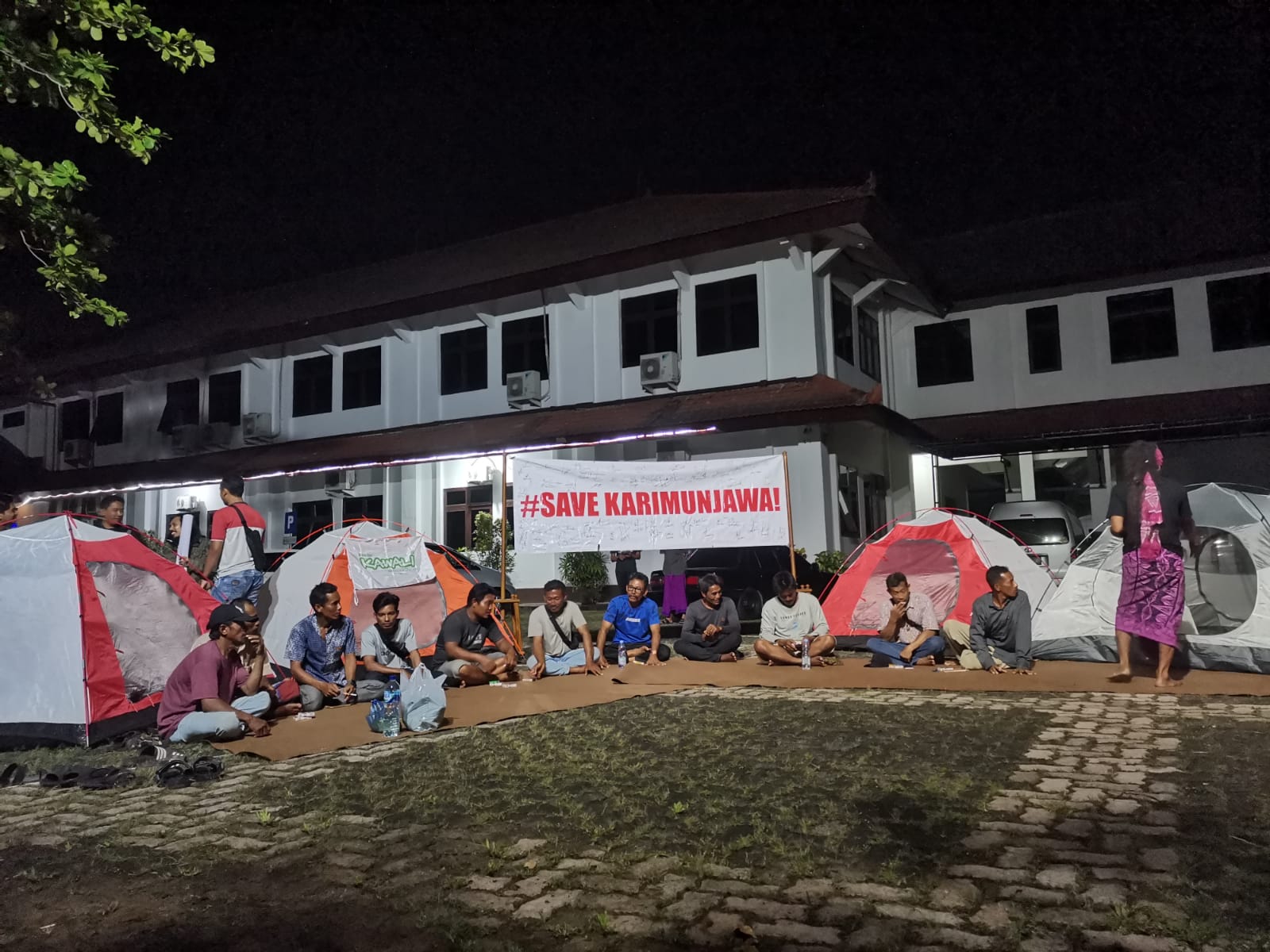 Sebanyak 20 masyarakat Karimunjawa yang menolak adanya tambak udang vename bermalam di gedung DPRD Jepara dengan membentangkan spanduk #savekarimunjawa (Foto: Istimewa)