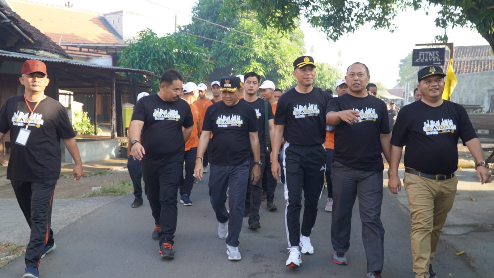 Pj Bupati Jepara bersama pekerja di mengikuti acara jalan sehat dalam rangka memperingati Hari Buruh International pada Sabtu (6/5)
