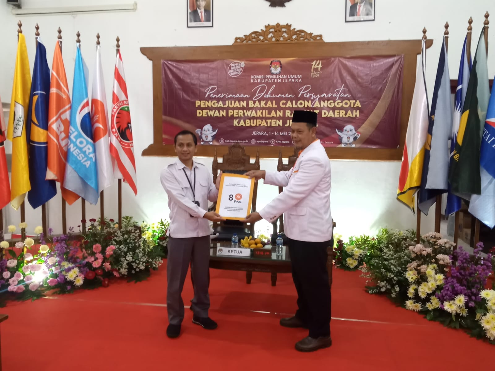 Keterangan: DPD PKS menyerahkan berkas pengajuan Bacaleg ke KPU Jepara pada Minggu (8/5/2023) (KlikFakta/Nur Ithrotul Fadhilah)