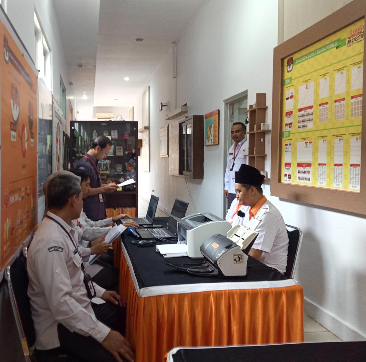 Keterangan: KPU melakukan pengecekan data pengajuan Bacaleg yang diajukan oleh DPD PKS pada Senin (8/4/2023) (KlikFakta/Nur Ithrotul Fadhilah)
