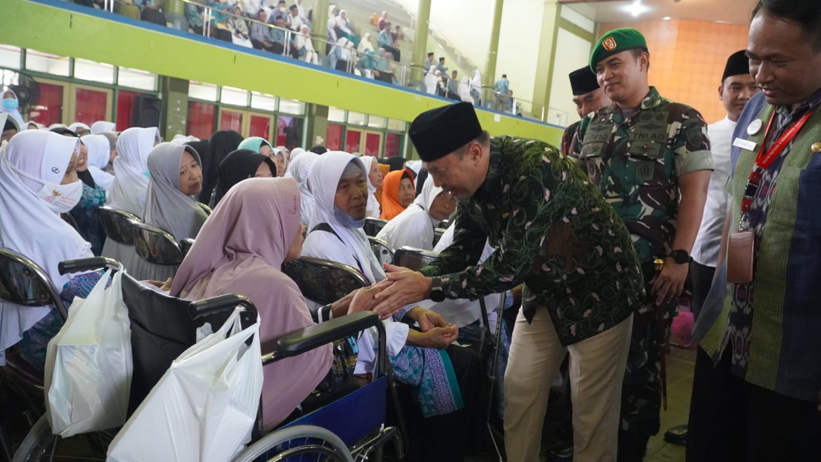 Pj Bupati Jepara menyalami calon jamaah haji ketika membuka kegiatan bimbingan manasik haji jamaah haji Kabupaten Jepara Tahun 1444 H/2023, Selasa (9/5) (Foto: Diskominfo)